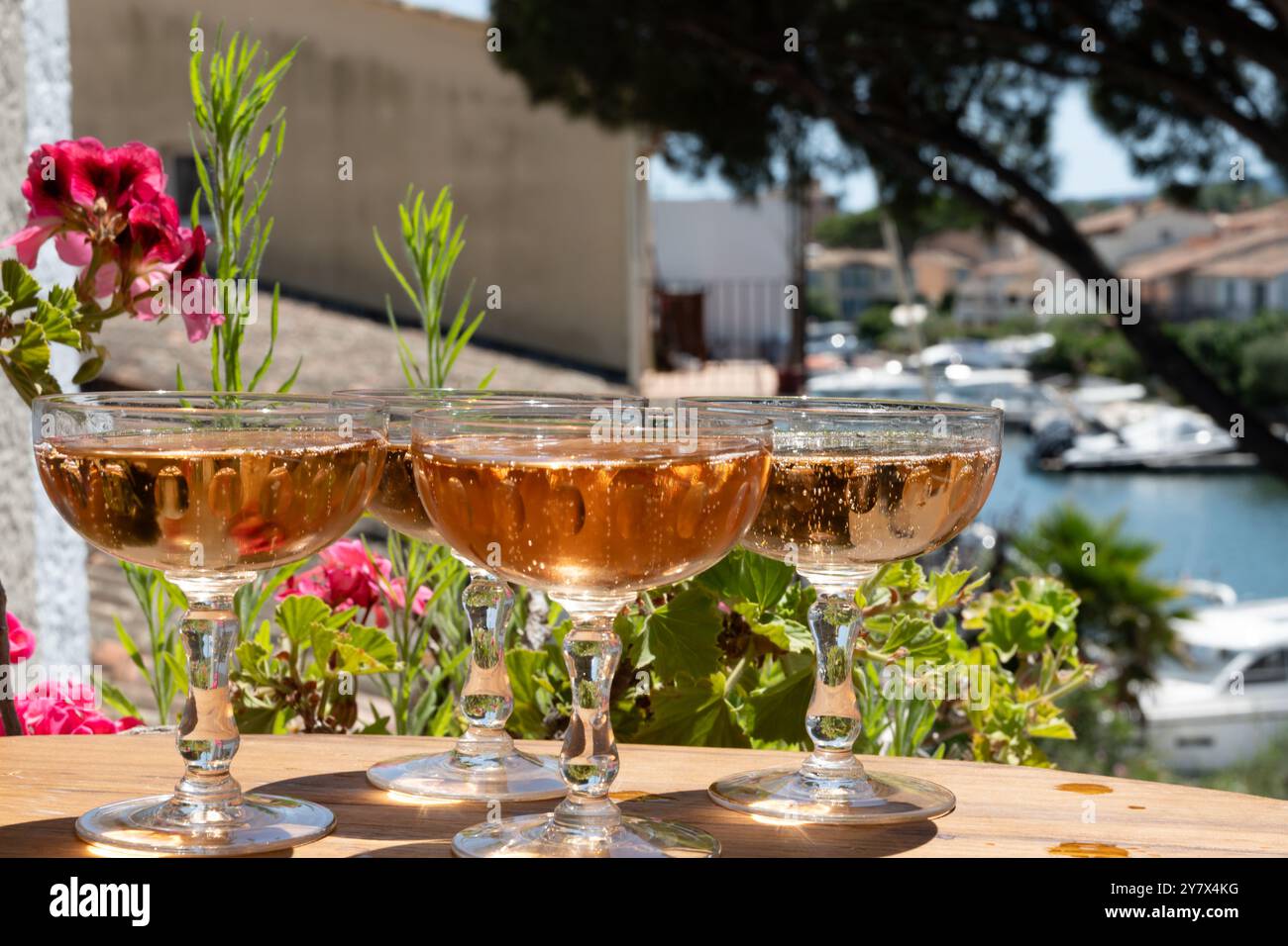 Französischer Brut Rose Champagner Sekt in Coupé Gläsern im Yachthafen von Port Grimaud in der Nähe von Saint-Tropez, French Riviera Urlaub, Var, Frankreich ist Stockfoto