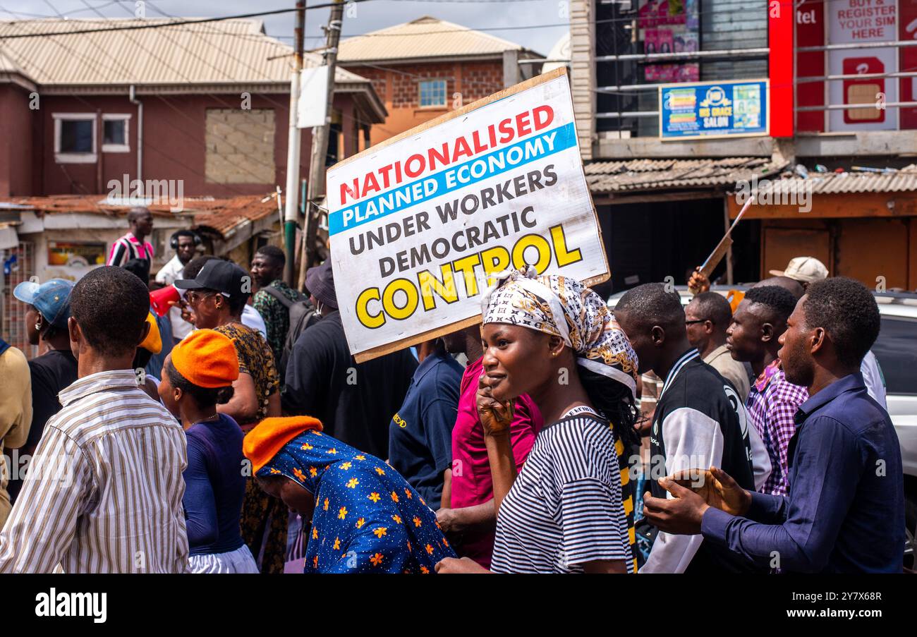 Demonstranten gingen am Dienstag, den 1. Oktober 2024, auf die Straße, um gegen die hohen Lebenshaltungskosten in Lagos zu protestieren. Nigerianer sind am Unabhängigkeitstag unterwegs Stockfoto