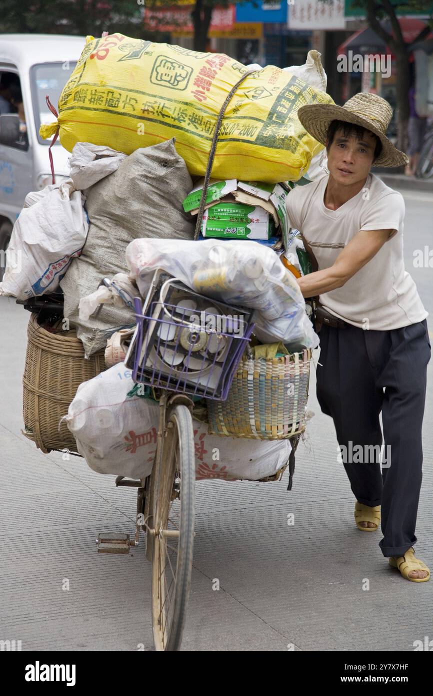 Mann und seine überladenen Fahrrad, Guilin, China Stockfoto