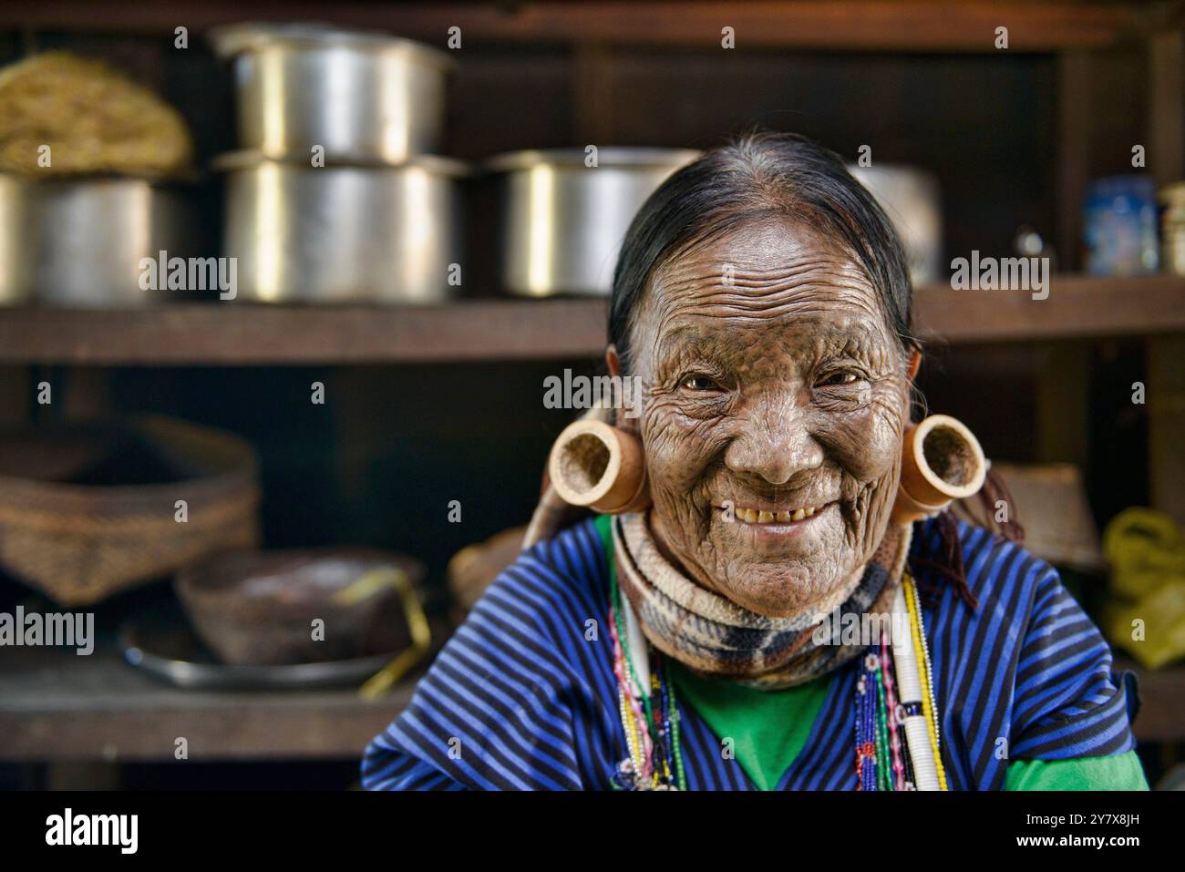 Hung Shen, 88 Jahre alte Magan Chin Frau mit Gesicht Tattoos in Mindat, Myanmar. Die Stammes-Kinn Frauen hatten ihr Gesicht tätowiert waren rund 15 Stockfoto