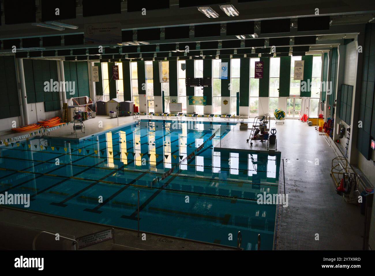 Swimmingpool, Indoor an einer Universität, von oben gesehen, mit Wassereinrichtungen und Design für Studenten Entspannung und sportliche Aktivitäten. Stockfoto
