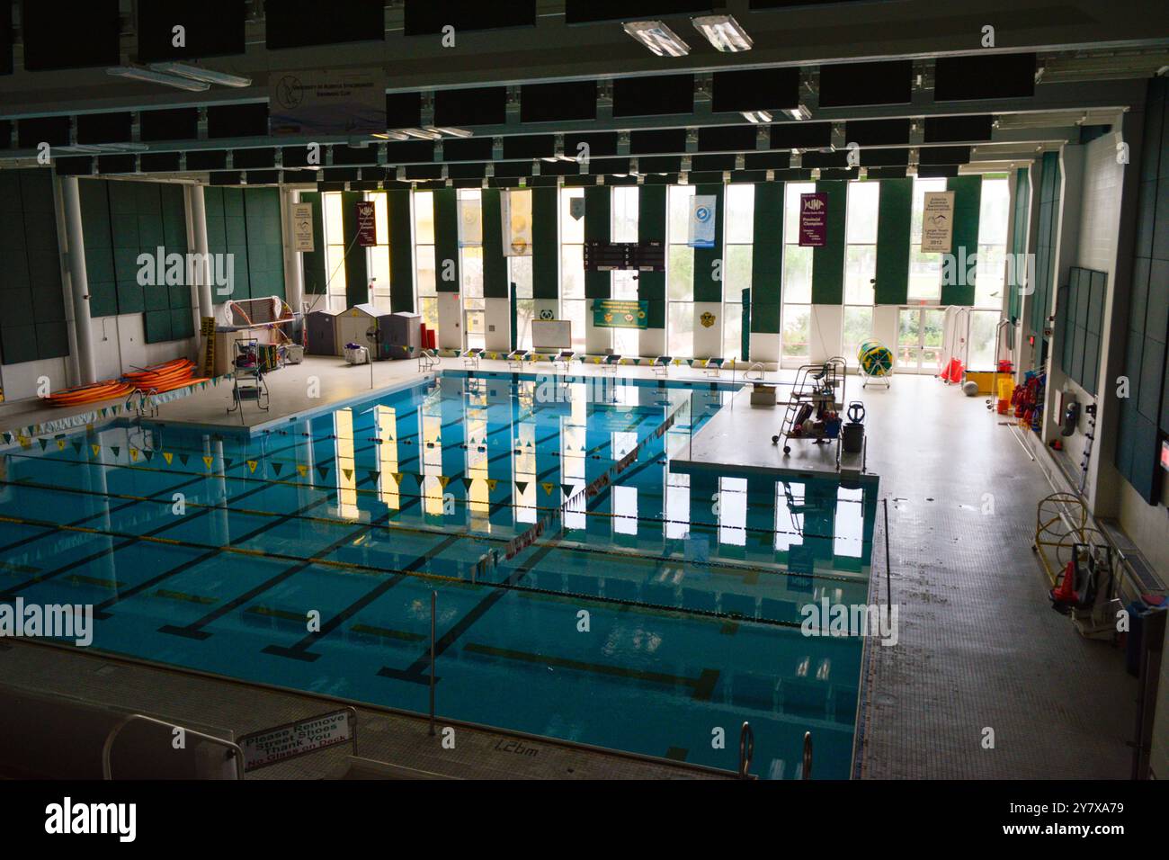 Swimmingpool, Indoor an einer Universität, von oben gesehen, mit Wassereinrichtungen und Design für Studenten Entspannung und sportliche Aktivitäten. Stockfoto