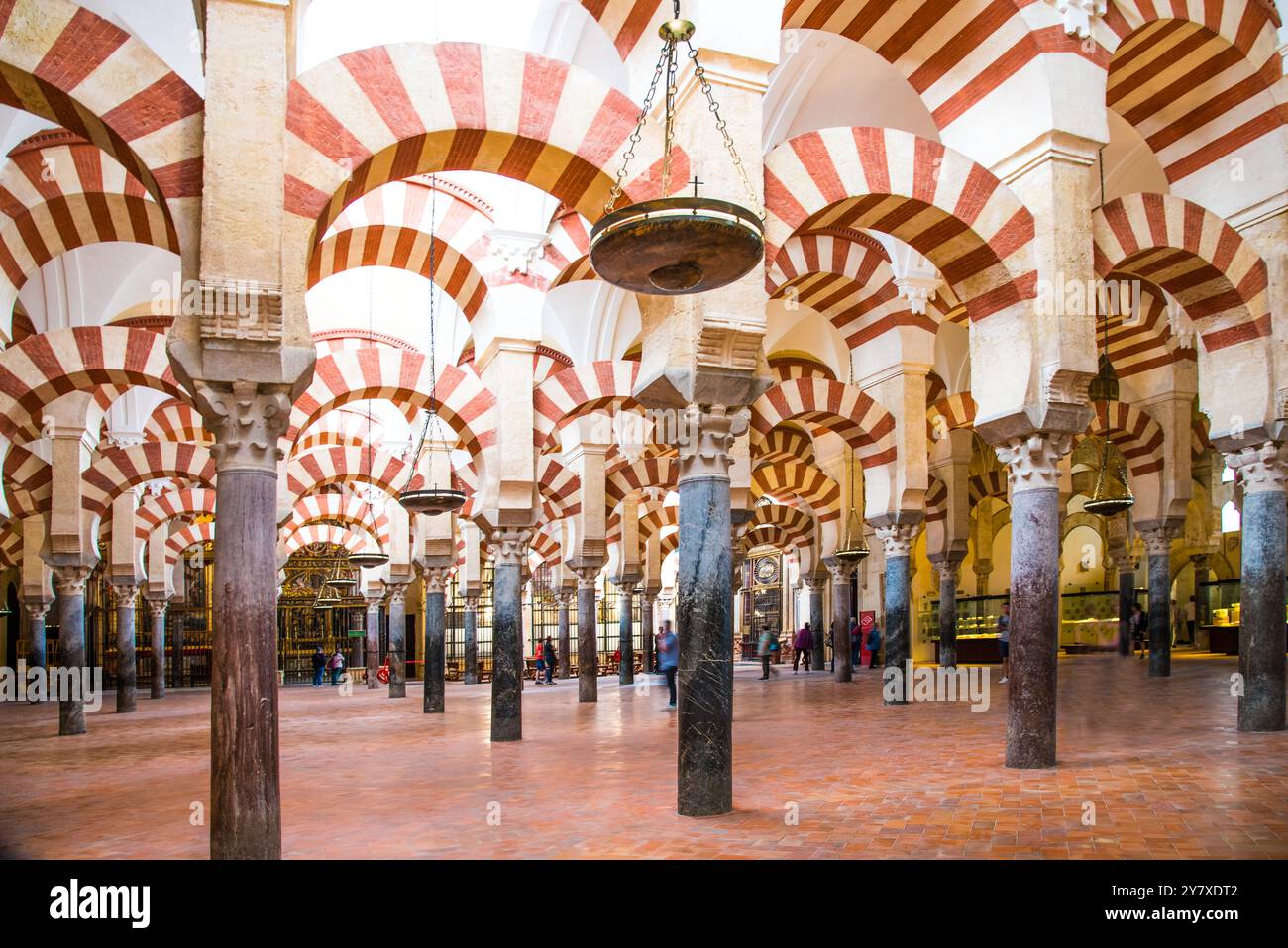 Cordoba, Mezquita, 179 x 134 Meter, mit 856 Säulen aus Jaspice, Marmor, Onyx, Porphyr, verbunden durch rote und weiße Hufeisenbögen, fertiggestellt Stockfoto