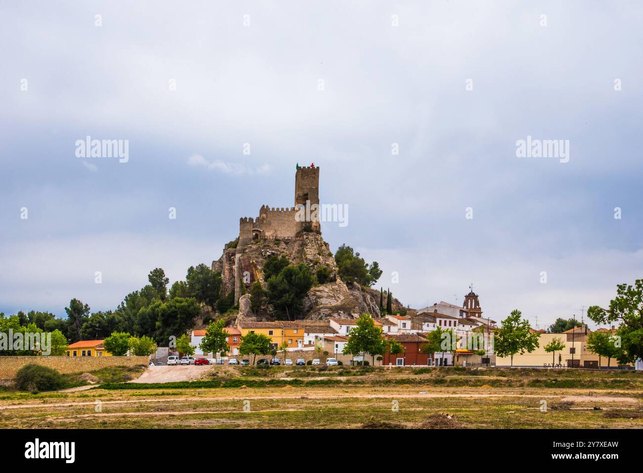 Almansa, historische Burgbefestigung aus dem 17. Jahrhundert, mit Dorf und Kirche, Provinz Castilia la Mancha, Spanien Stockfoto