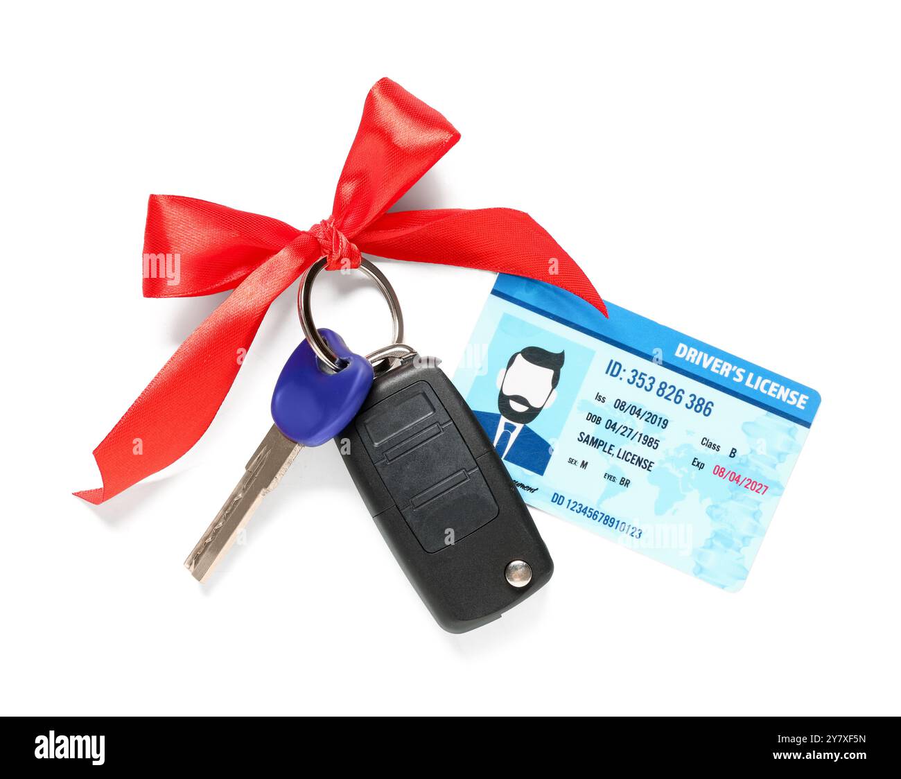 Geschenkschlüssel des neuen Autos und Führerscheins auf weißem Hintergrund Stockfoto