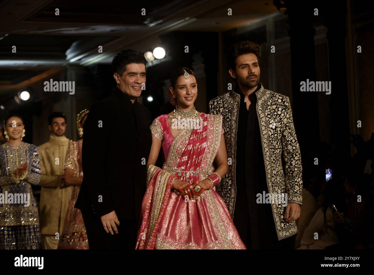 Mumbai, Indien. Oktober 2024. Der indische Designer Manish Malhotra (L), die Bollywood-Schauspieler Tripti Dimri (C) und Kartik Aryan (R) präsentieren eine Kreation des indischen Designers Manish Malhotra, um die Handloom-Kollektion Indian Couture während einer Wohltätigkeitsveranstaltung zu präsentieren, die am 1. Oktober 2024 in Mumbai, Indien, Überlebenden von Krebs und Terroranschlägen 26/11 unterstützt. (Foto: Indranil Aditya/NurPhoto) Credit: NurPhoto SRL/Alamy Live News Stockfoto