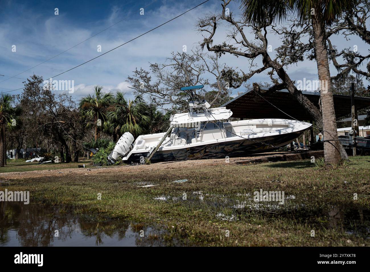 Steinhatchee, Usa. September 2024. Ein Motorboot befindet sich auf Trockenland, umgeben von Überresten von Häusern und Trümmern nach dem Hurrikan Helene, 28. September 2024 in Steinhatchee, Florida. Die Region Big Bend erhielt die Hauptlast des massiven Sturms der Kategorie 4, der schätzungsweise 90 % der Häuser und Grundstücke zerstörte. Quelle: Brigida Sanchez/US Army Corps of Engineers/Alamy Live News Stockfoto