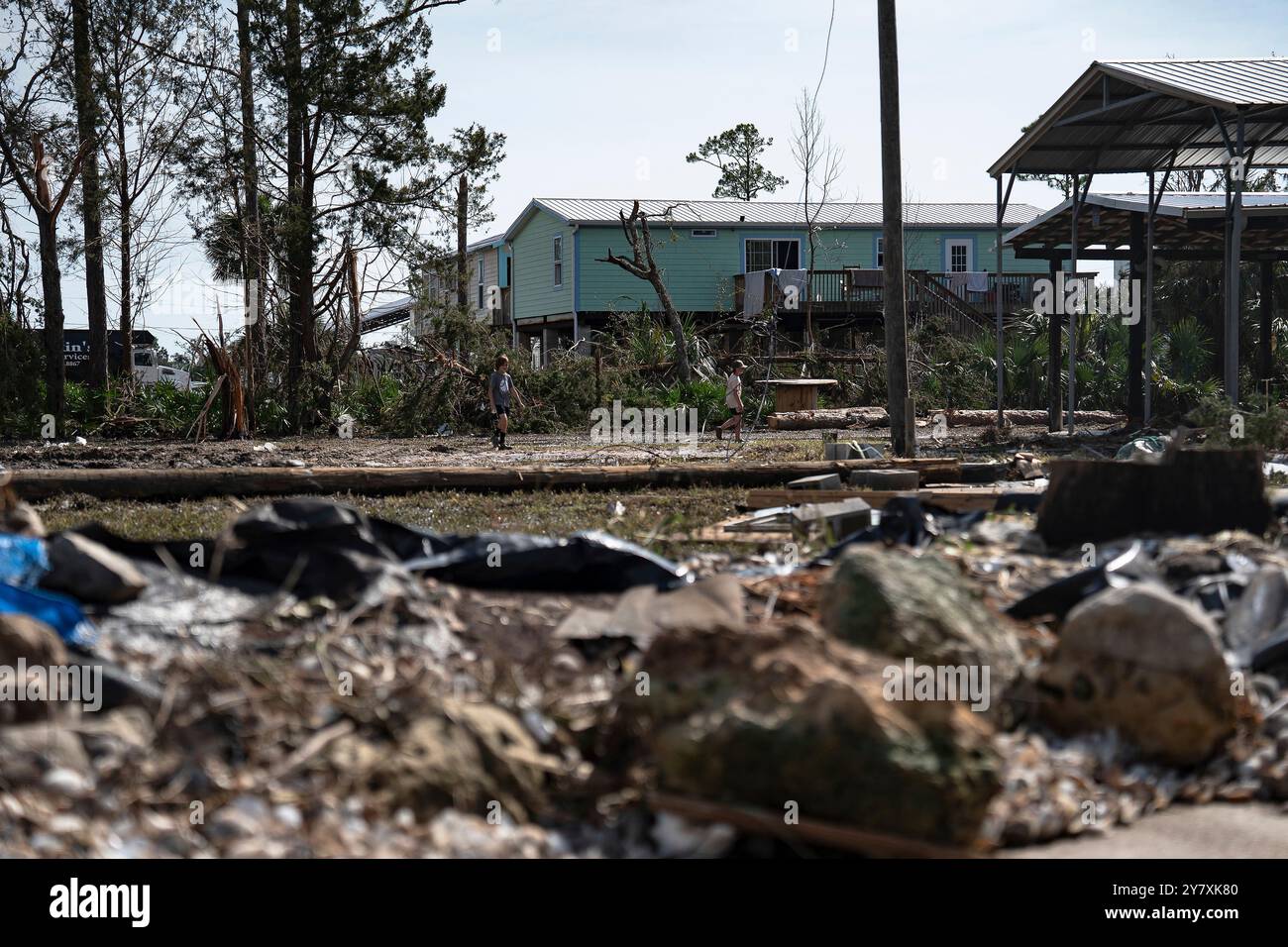 Steinhatchee, Usa. September 2024. Die Überreste von Häusern, die von Trümmern und Schutt umgeben waren, nach dem Hurrikan Helene, 28. September 2024 in Steinhatchee, Florida. Die Region Big Bend erhielt die Hauptlast des massiven Sturms der Kategorie 4, der schätzungsweise 90 % der Häuser und Grundstücke zerstörte. Quelle: Brigida Sanchez/US Army Corps of Engineers/Alamy Live News Stockfoto