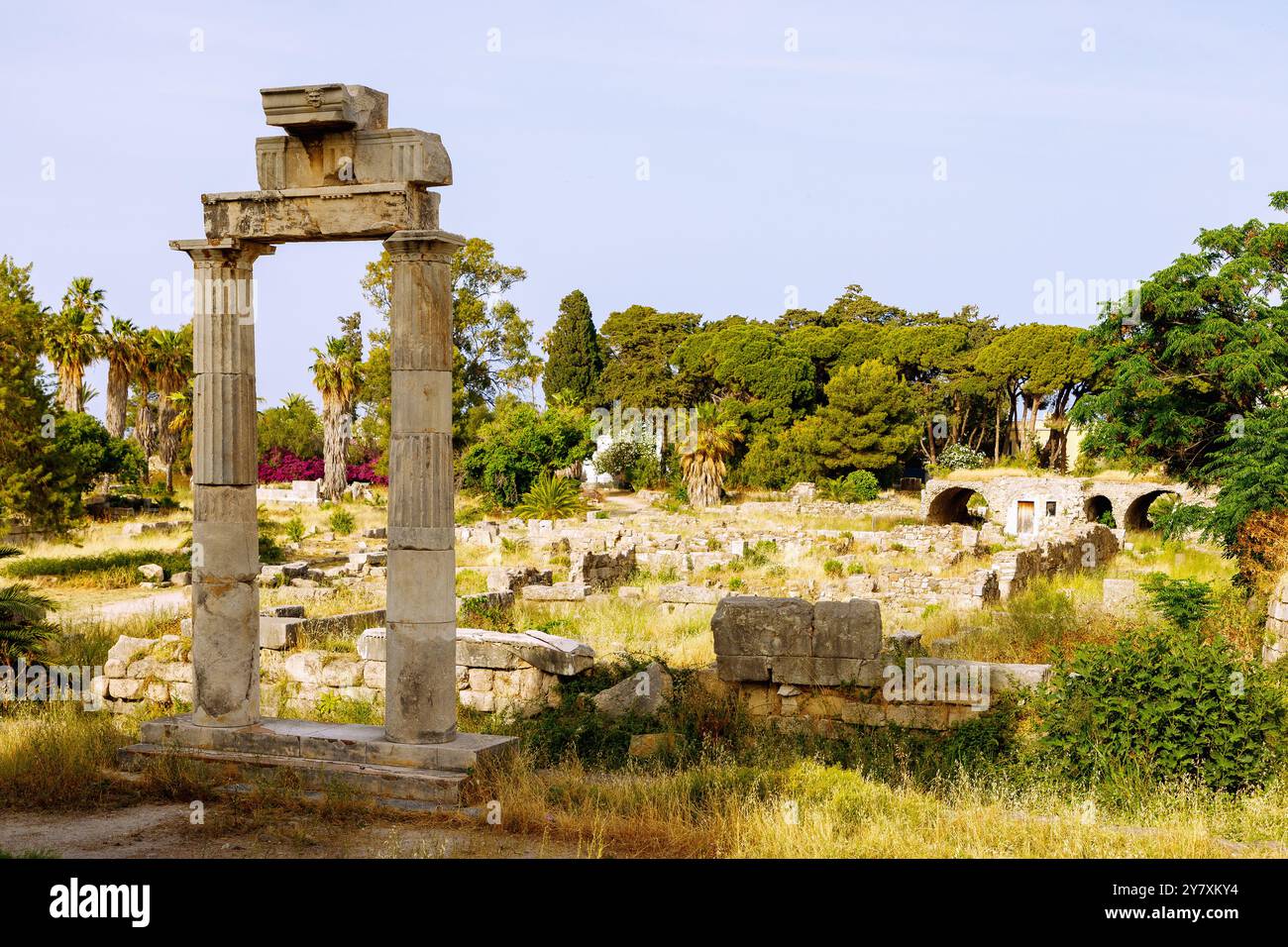 Antike Säulen und Gebäude auf den Ruinen der antiken Agora in Kos Stadt auf der Insel Kos in Griechenland Stockfoto