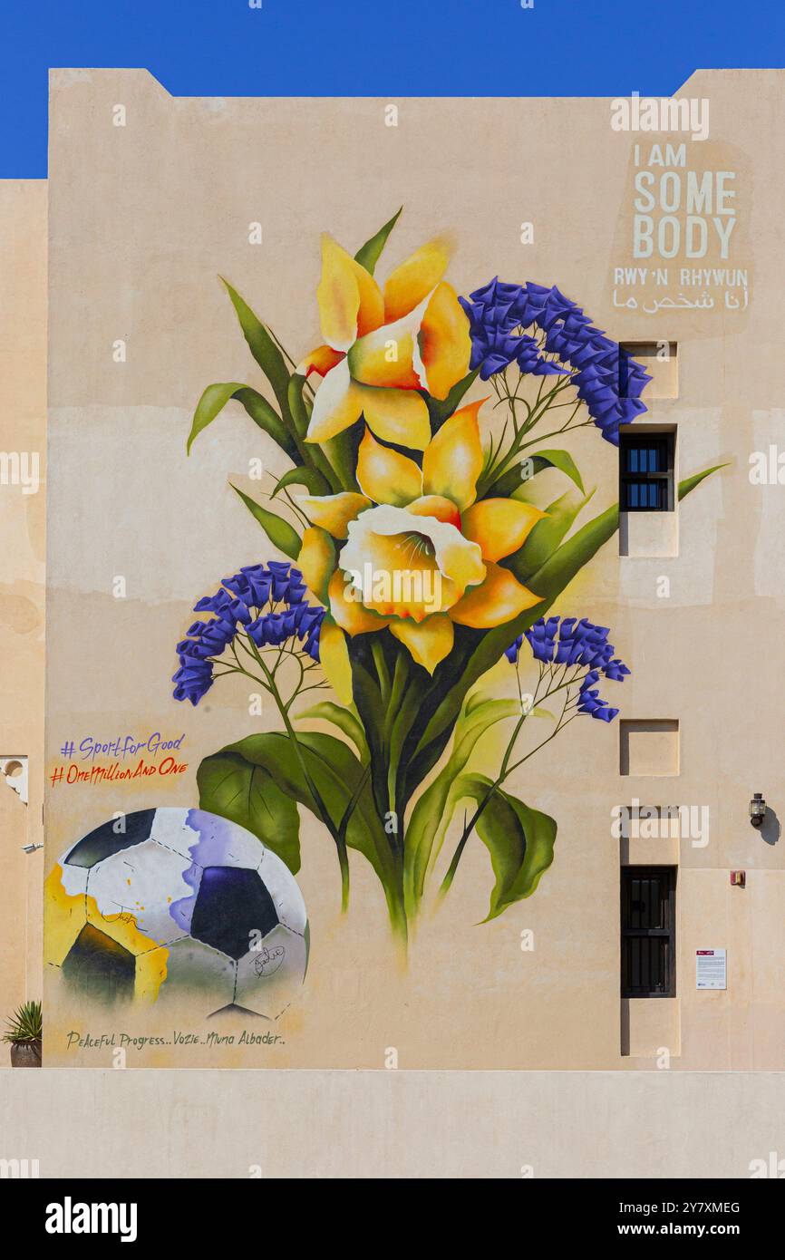 Ein wunderschönes Blumengemälde (Narzissen) und Fußball im Katara Cultural Village in Doha, Katar Stockfoto