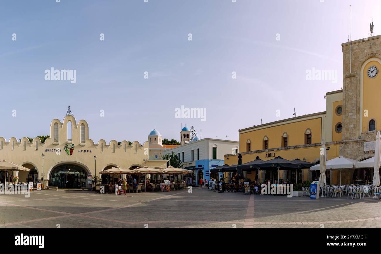 Platia Elefetherias (Freiheitsplatz, Marktplatz) mit Markthalle, Café Aigli (Aegli) und Uhrenturm in Kos-Stadt auf der Insel Kos in Griechenland Stockfoto