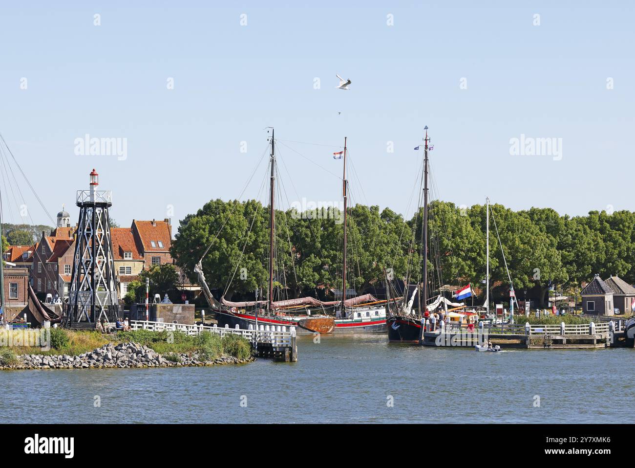 Eintritt zum Stadthafen mit Leuchtturm in Enkhuizen, Nordholland, Westfriesland, Niederlande Stockfoto