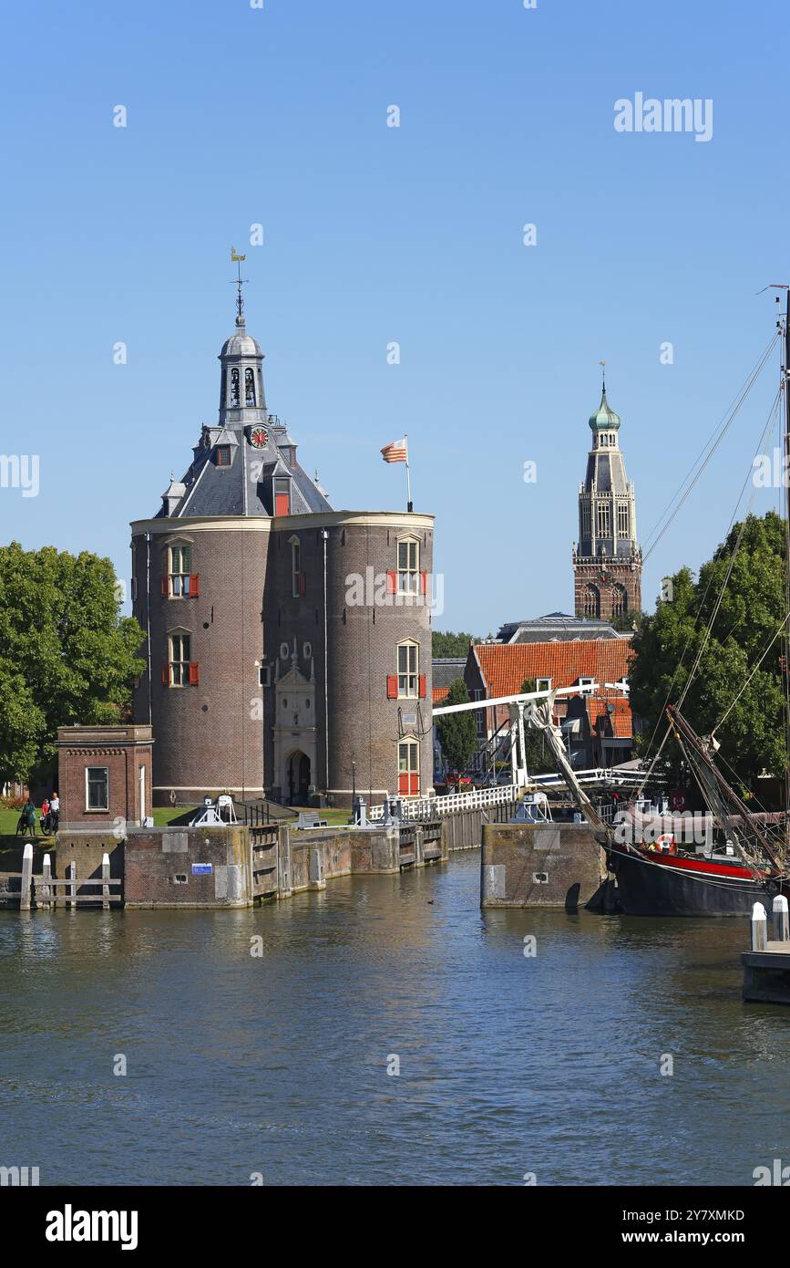 Stadtblick auf Enkhuizen, historische Altstadt mit Wehrturm der Drommedaris, ehemaliger Wehrturm am Hafeneingang und Turm der Zuider Stockfoto