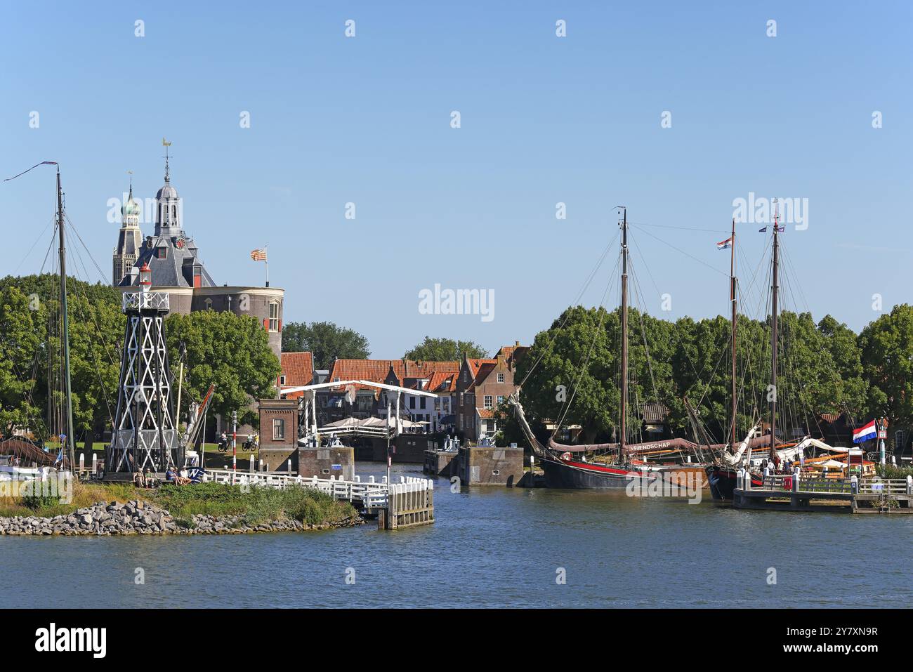 Stadtblick auf Enkhuizen mit Hafeneingang, Leuchtturm und historischer Altstadt mit Wehrturm von Drommedaris, ehemaliger Wehrturm und Turm von Z Stockfoto