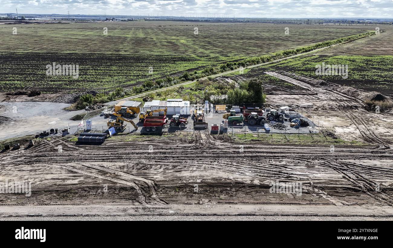 Baufahrzeuge werden an einer im Bau befindlichen Zufahrtsstraße zum High-Tech-Park auf dem Gelände der geplanten Intel Chipfabrik abgestellt. Intel stoppt Stockfoto