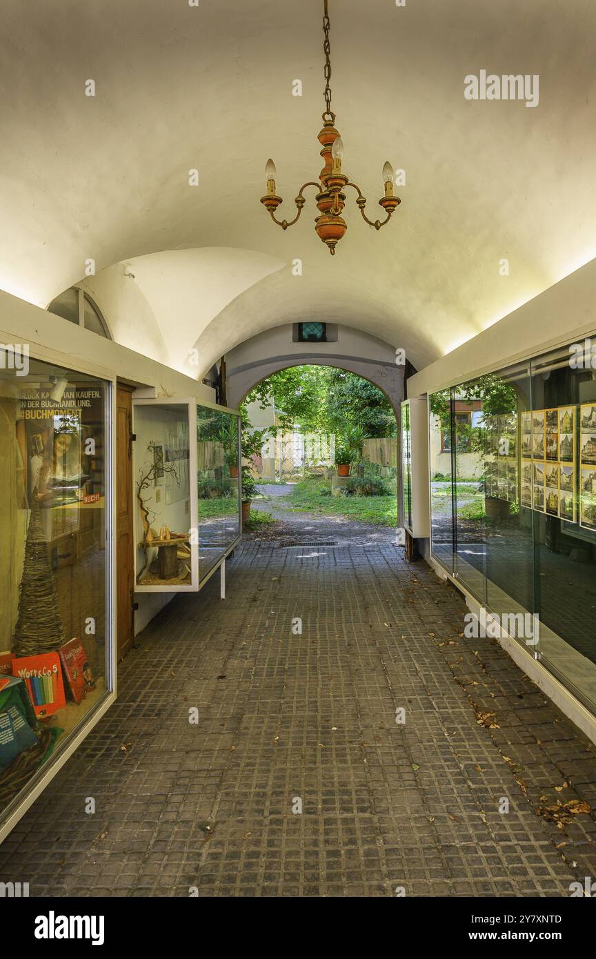 Passage zum idyllischen Hinterhof, Kempten, Allgaeu, Bayern, Deutschland, Europa Stockfoto