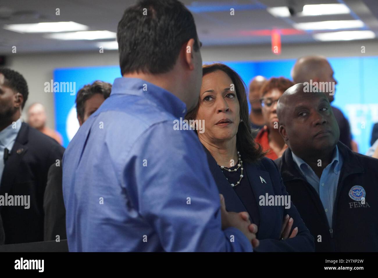 Washington, Usa. 30. September 2024. U. S Vizepräsidentin Kamala Harris spricht während eines Besuchs im Hauptquartier der FEMA mit den Beamten der Notfallhilfe, um Unterstützung für die von Hurrikan Helene, 30. September 2024 in Washington, DC, zu versprechen. Credit: Michael fuhr/FEMA/Alamy Live News Stockfoto