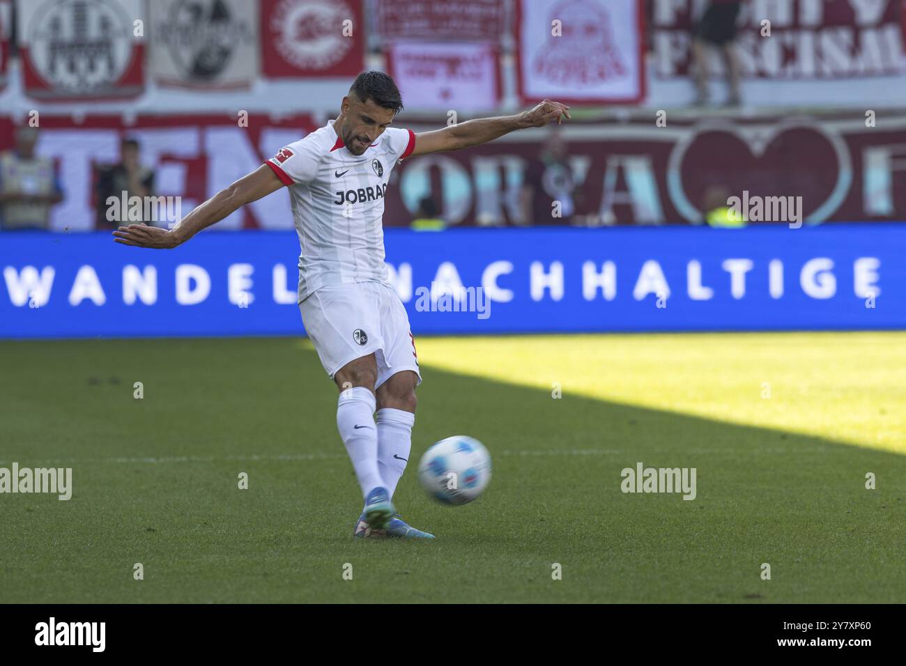 Fußballspiel, Vincenzo GRIFO SC Freiburg an der Flanke, Voith-Arena Fußballstadion, Heidenheim Stockfoto