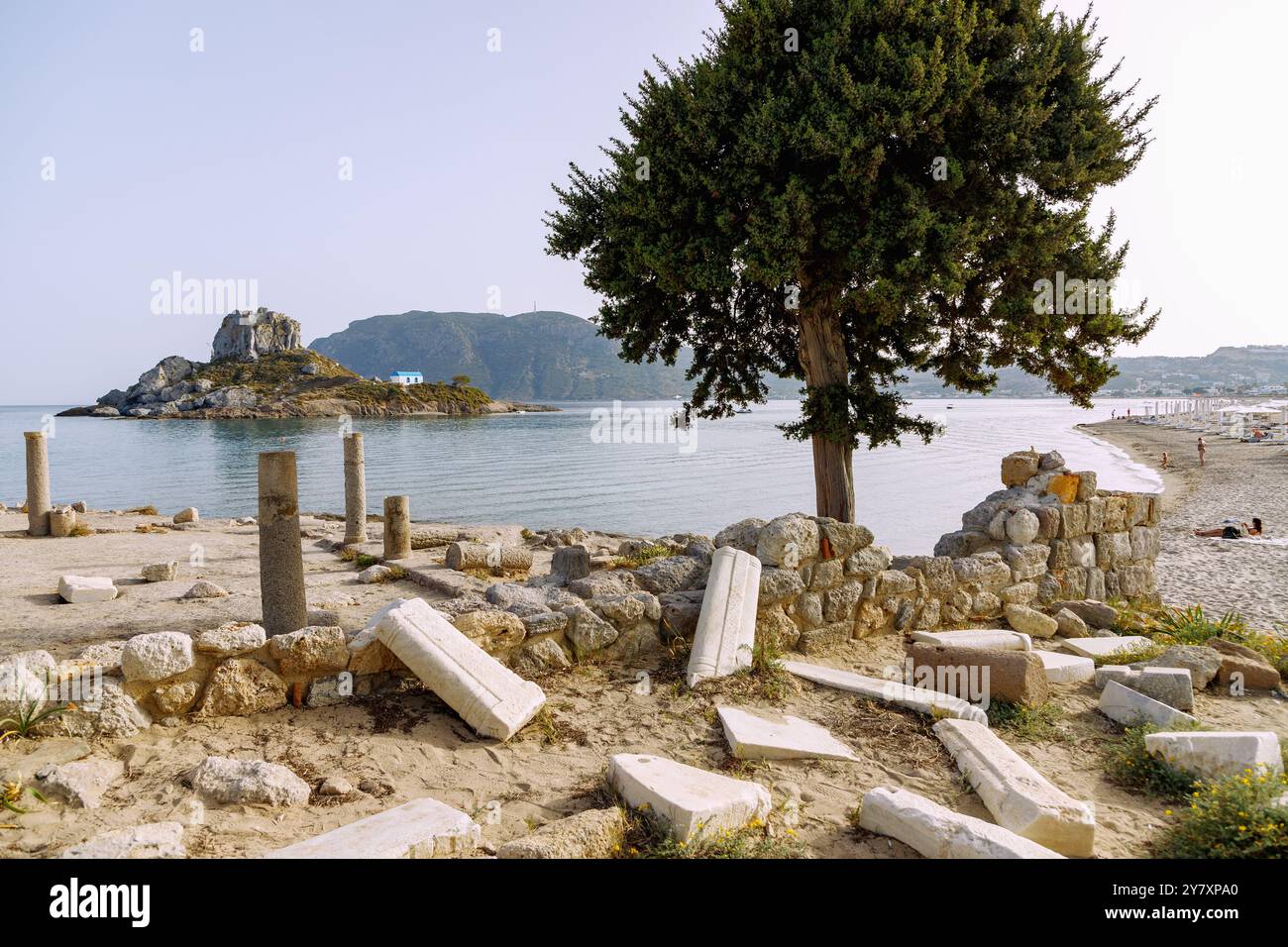 Frühchristliche Basilika von Agios Stefanos mit Blick auf die Insel Kastri mit der Kapelle von Agios Nikolaos, die Bucht von Kefalos und Agios Stefano Stockfoto