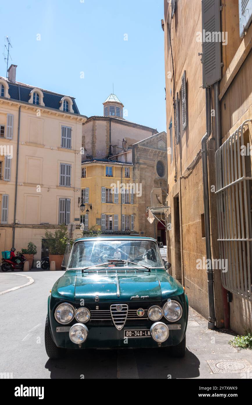 Alpha Romeo, Oldtimer, Häuser in der Altstadt, Aix-en-Provence, Provence-Alpes-Côte d&#39;Azur, Frankreich Stockfoto