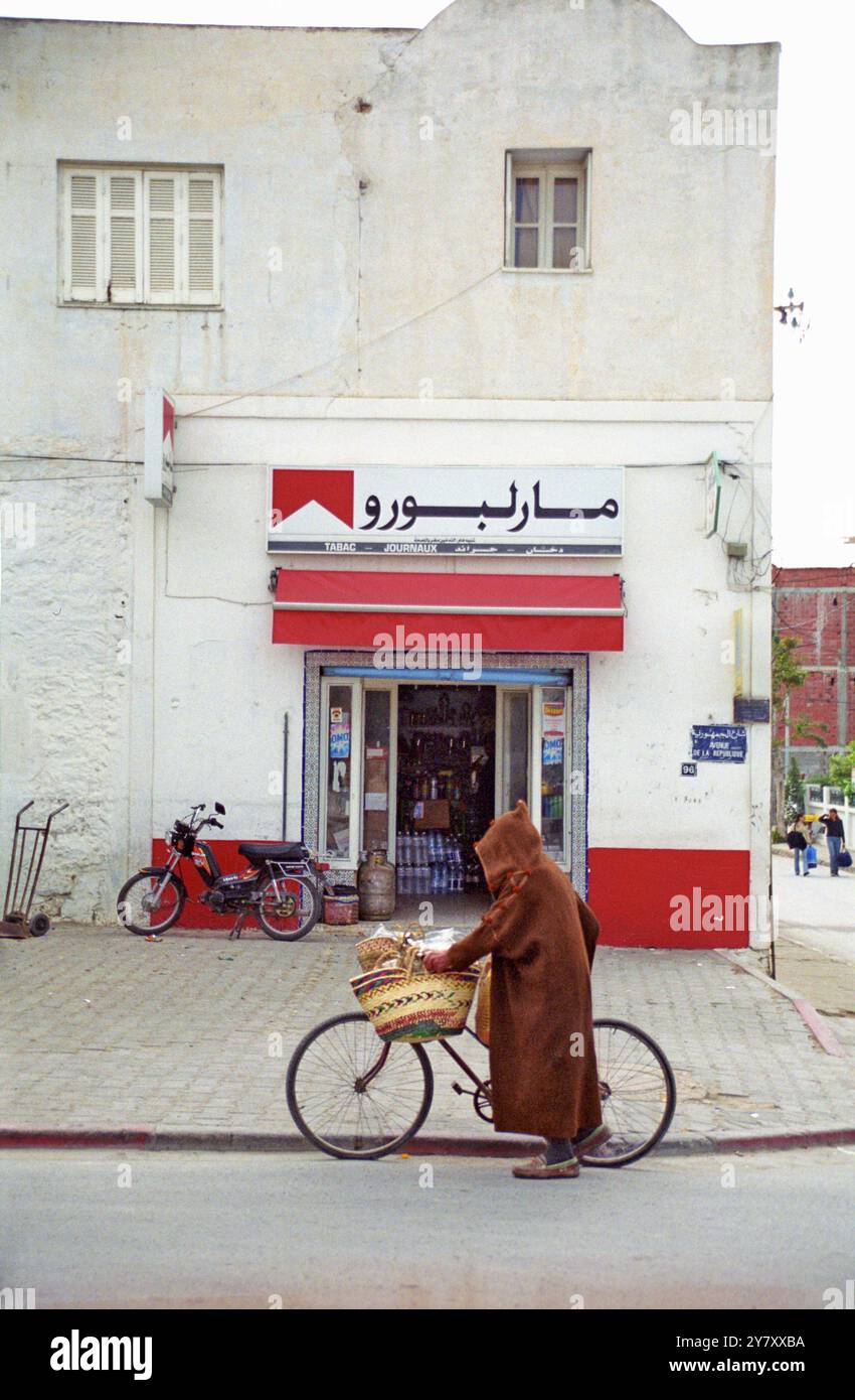 Berber auf dem Fahrrad Stockfoto