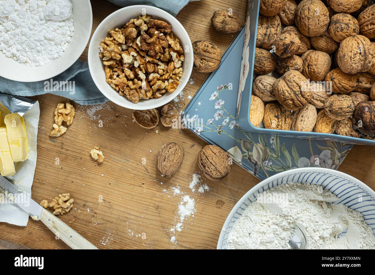 Backmaterialien, Butter, Mehl, Zucker, Walnüsse für sablé. Stockfoto