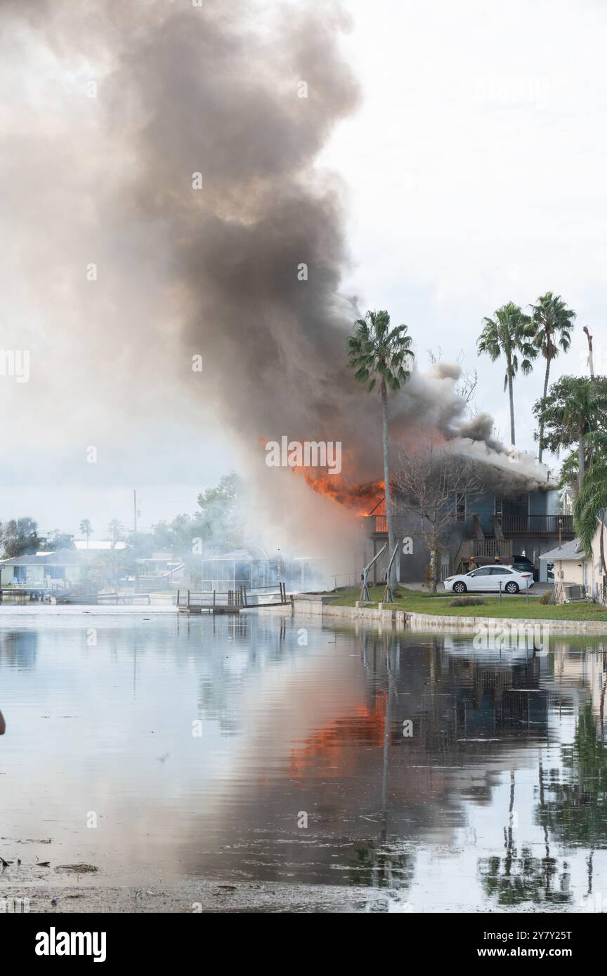 Hudson, FL, 1. Oktober 2024 -- wie um die Verletzung noch weiter zu belasten, fing ein Haus in der Sea Ranch Gegend von Hudson, FL in Brand, nachdem die meisten Häuser hier letzte Woche mehrere Meter Wasser vom Hurrikan Helene eingenommen haben. Foto von Liz Roll Stockfoto