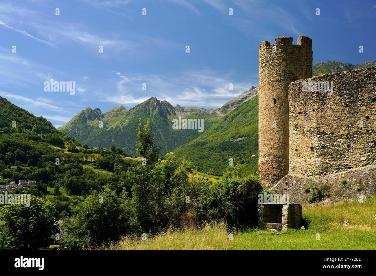 Die Ruinen von Château Sainte-Marie in Esterre und die Berglandschaft bei Luz-Saint-Sauveur, Pyrenäen, Frankreich, Europa Stockfoto