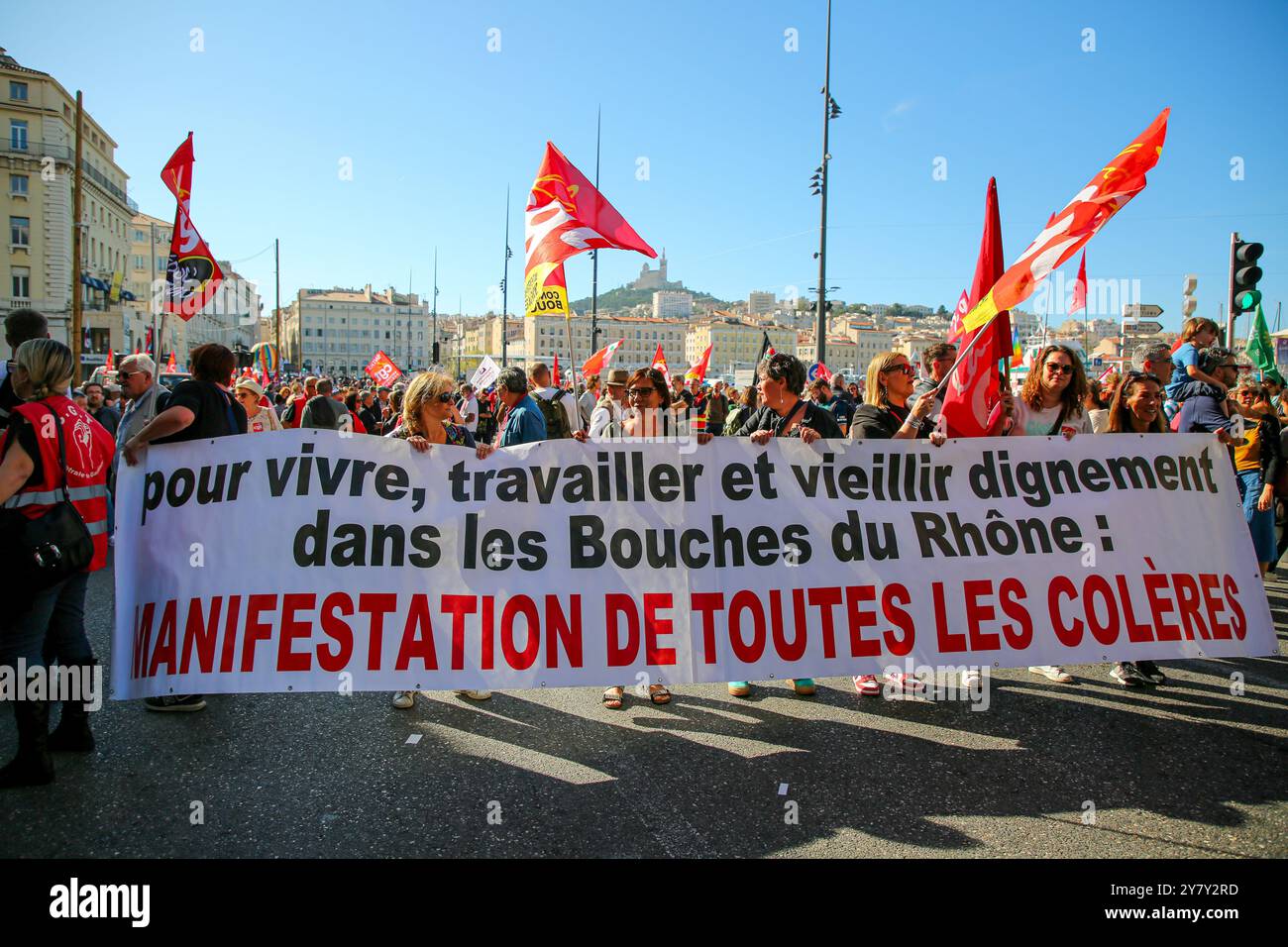 Marseille, Frankreich. Oktober 2024. Demonstranten der gewerkschaft CGT (General Confederation of Workers) marschieren mit Fahnen und Bannern während einer Demonstration gegen die neue französische Regierung. An diesem Dienstag, dem 1. Oktober 2024, marschierten laut Polizeiangaben in Marseille 2.800 Menschen vom Vieux-Port bis zur Porte d'Aix, um gegen die von der neuen französischen Regierung geplanten Haushaltsentscheidungen zu demonstrieren. Quelle: SOPA Images Limited/Alamy Live News Stockfoto