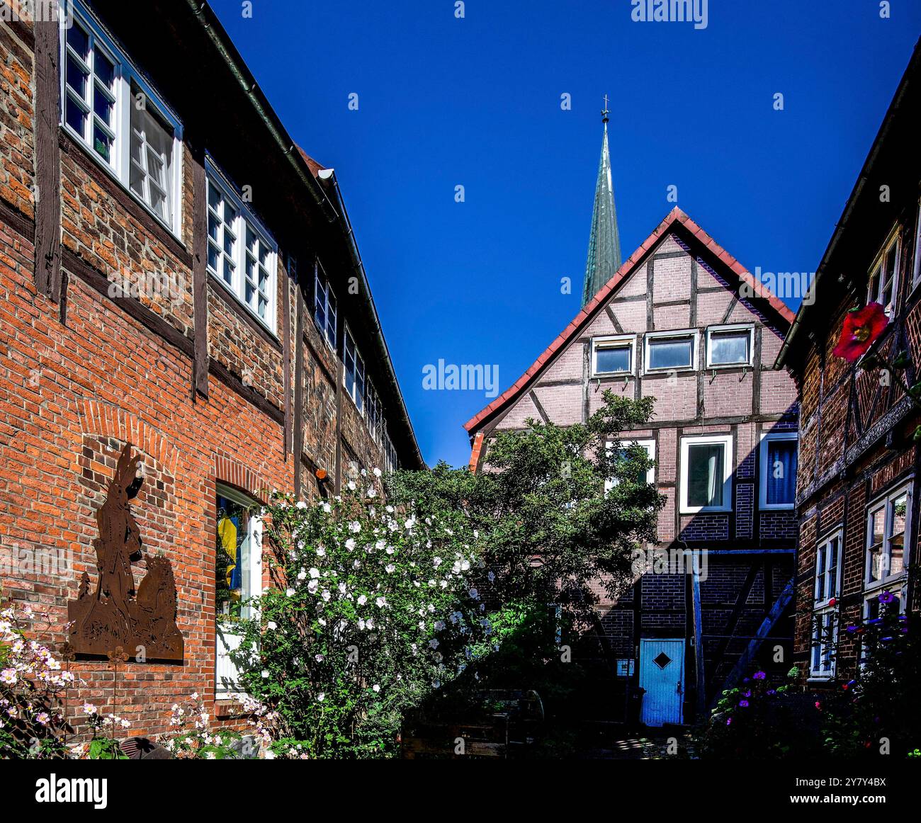 Figur Hase und Igel, Hoyers Gang, ehemaliger Slum in der Altstadt von Buxtehude, Turm der Kirche St. Petri im Hintergrund, Niedersachsen, Ger Stockfoto