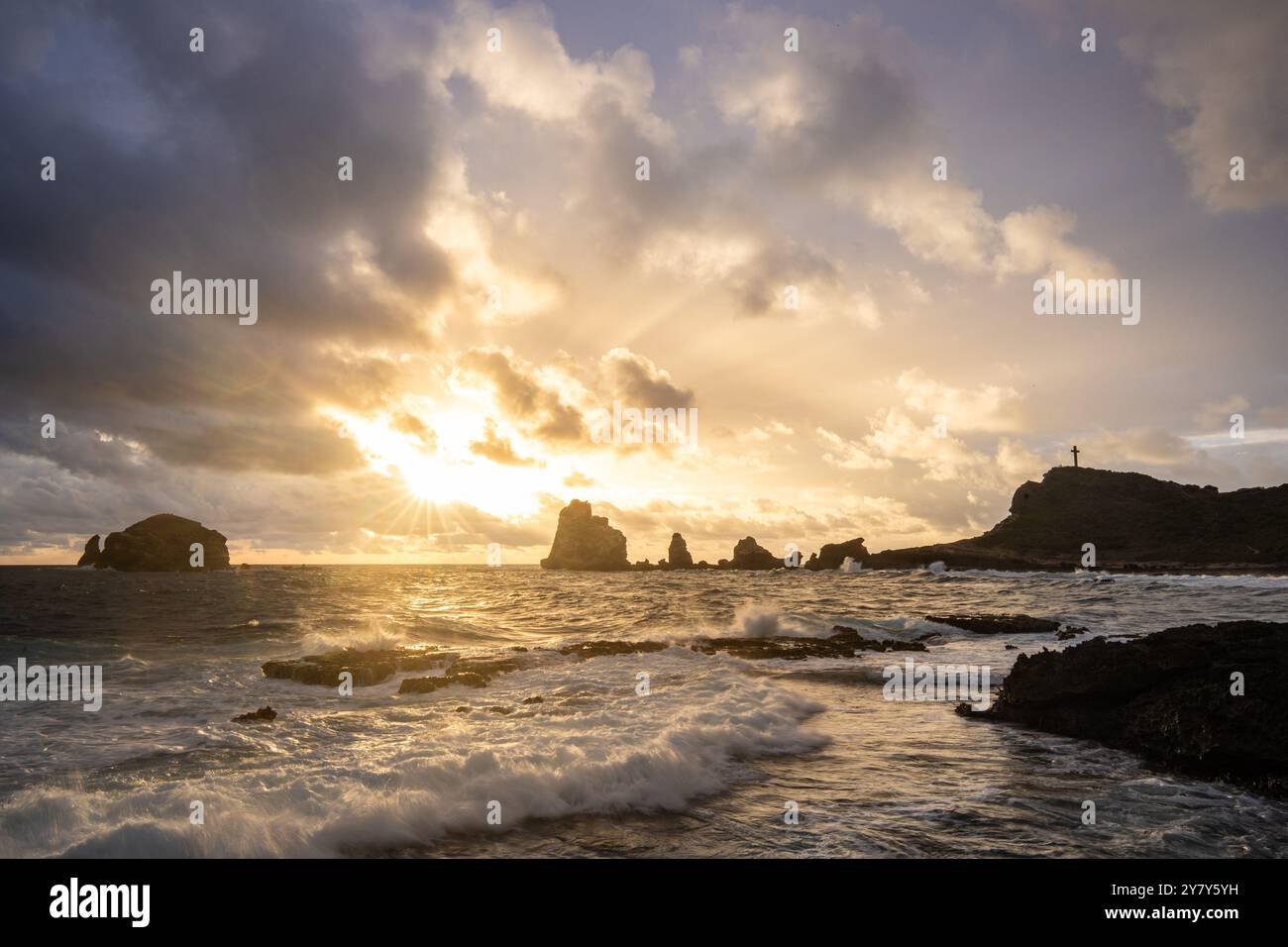 Pointe des Chateaux, Felsen im Meer, Sonnenaufgang, Pointes des colibris, Guadeloupe, Französische Antillen, Frankreich, Europa Stockfoto