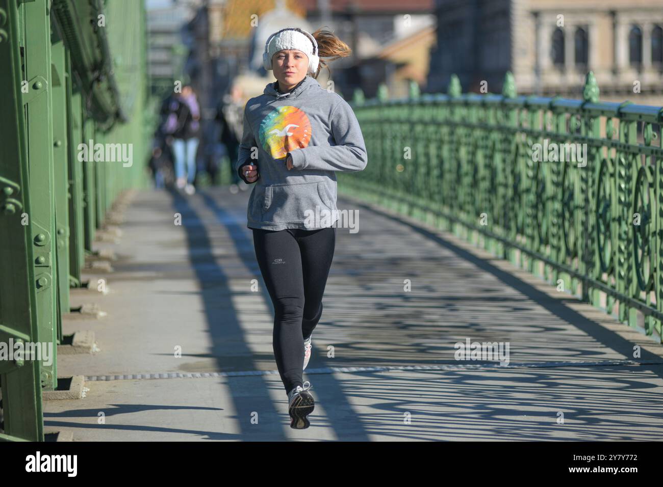 Ein junges Mädchen, das durch die Freiheitsbrücke läuft. Budapest, Ungarn Stockfoto