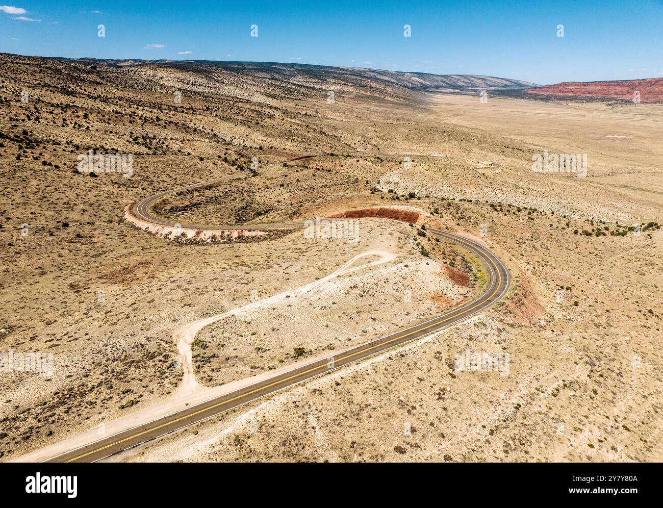 Eine Haarnadelkurve auf einer Straße durch die Vermilion Cliffs Region im Norden von Arizona, USA Stockfoto