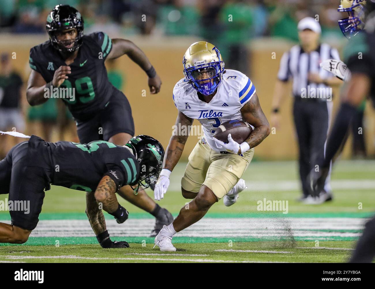 28. September 2024: Der Tulsa Golden Hurricane Running Back Bill Jackson (3) findet eine Laufbahn während der zweiten Hälfte des NCAA Football Spiels zwischen dem Tulsa Golden Hurricane und dem North Texas Mean Green im DATCU Stadium in Denton, Texas. Ron Lane/CSM Stockfoto