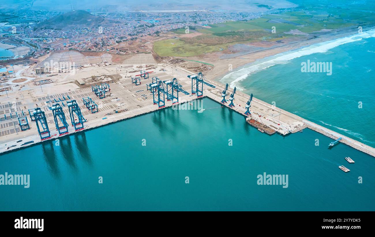 Luftaufnahme des Seehafens Chancay Mega. Befindet sich in Peru, im Bau, zukünftiges maritimes Drehkreuz Südamerikas. Chancay Lima, Peru. Stockfoto