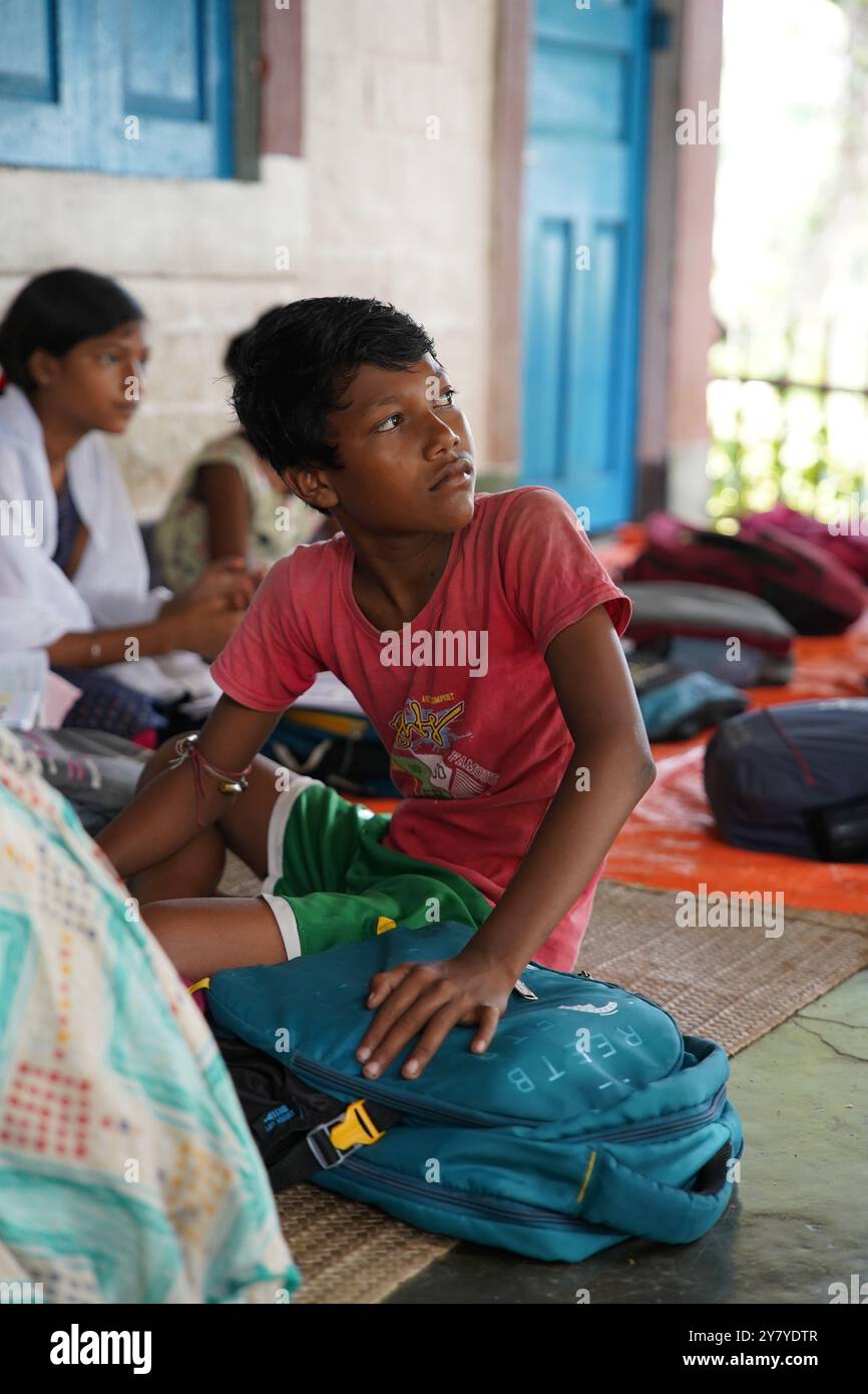 Birbhum, Indien. September 2024. Eine kostenlose Coaching-Initiative für lokale bengalische Mittelschüler aus der Adivasi-Gemeinde (Santhal) wirkt sich weiterhin stark aus. Jeden Morgen, vor den Schulzeiten, wird die Veranda des „Museum of Santal Culture“ zum Zentrum des Lernens. Ehrenamtliche Lehrer bieten Unterricht in verschiedenen Fächern und helfen den Schülern, ihre akademische Grundlage zu stärken. Die Initiative konzentriert sich auf integrative Bildung, die lokalen Kindern Wissen vermittelt und gleichzeitig ihre kulturellen Wurzeln bewahrt. Eltern und Gemeindemitglieder unterstützen diese Bemühungen und fördern ein Umfeld Stockfoto