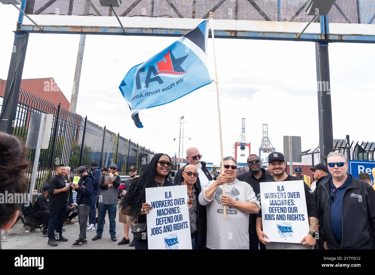 New York, NY, USA, 1. Oktober 2024: Arbeiter schlossen sich am 1. Oktober 2024 am Red Hook Terminal in Brooklyn, New York, der einen fairen Vertrag einschließlich der Einstellung neuer Technologien für die Automatisierung von Containern forderte. Mehr als 50.000 Arbeiter streiken in Häfen entlang der Ostküste und Texas, nachdem der Vertrag zwischen der ILA und der United States Maritime Alliance (USMX) ausgelaufen ist. Quelle: Lev Radin/Alamy Live News Stockfoto