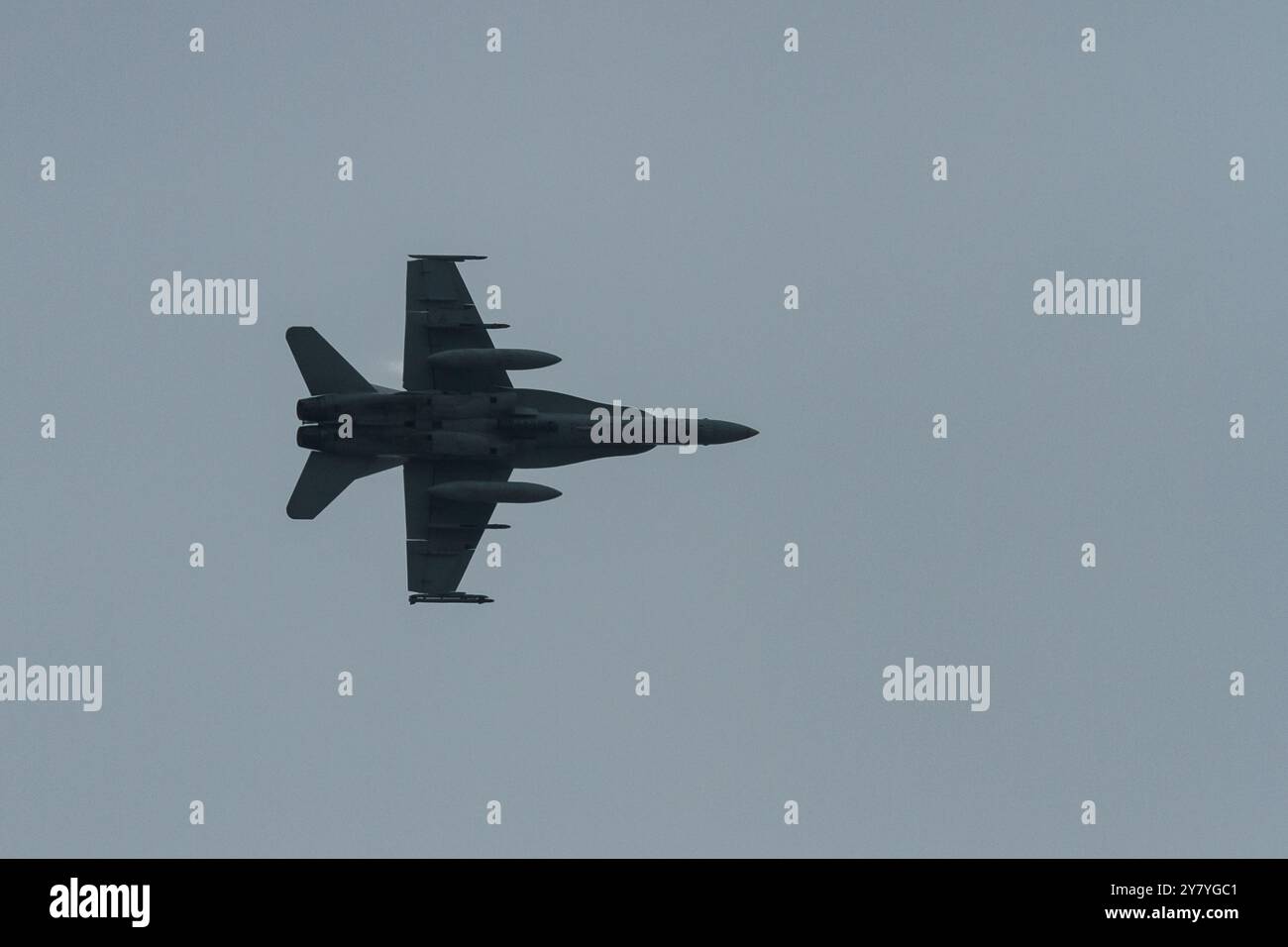 Ein McDonnell Douglas F/A-18 D Hornet Jagdflugzeug mit dem United States Marine Corps, das in der Nähe des NAF Atsugi Airbase in Kanagawa, Japan, fliegt. Stockfoto