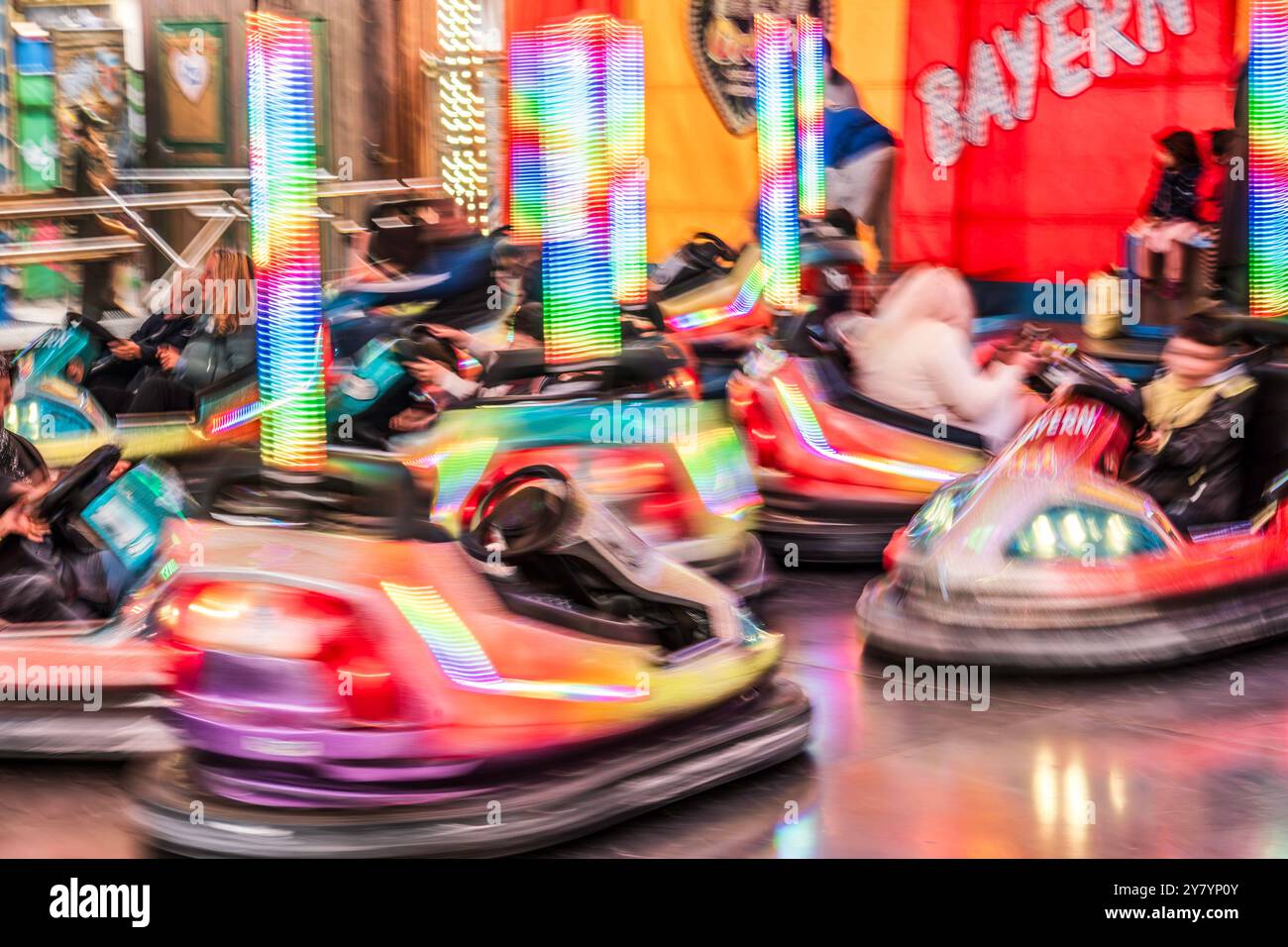 Autoscooter auf dem Oktoberfest, München, Oktober 2024 Deutschland, München, Oktober 2024, Autoscooter auf dem Oktoberfest, Fahrgeschäft, Lichtspuren durch Langzeitbelichtung, bayerisch, Volksfest, Bayern, *** Stoßwagen auf dem Oktoberfest, München, Oktober 2024 Deutschland, München, Oktober 2024, Autoscooter auf dem Oktoberfest, Fahrt, Lichtspuren durch lange Exposition, Bayerisch, Volksfest, Bayern, Stockfoto