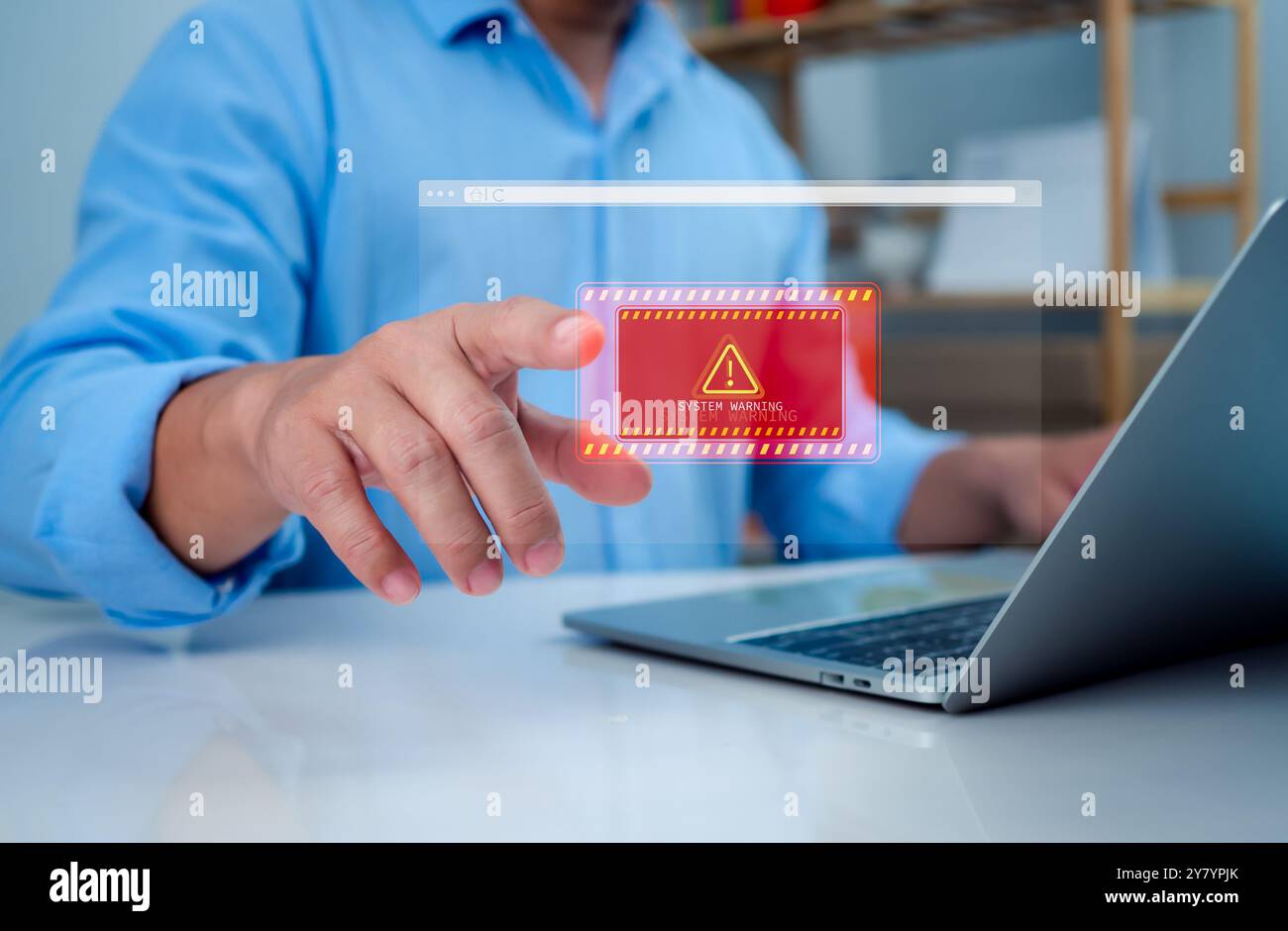 Systemwarnung gehackte Warnung, Mitarbeiter erhalten Benachrichtigungen von der Systembetrugswarnung, Laptop zeigt ein Warnzeichen für Systemfehler an, Benachrichtigung Spam Stockfoto