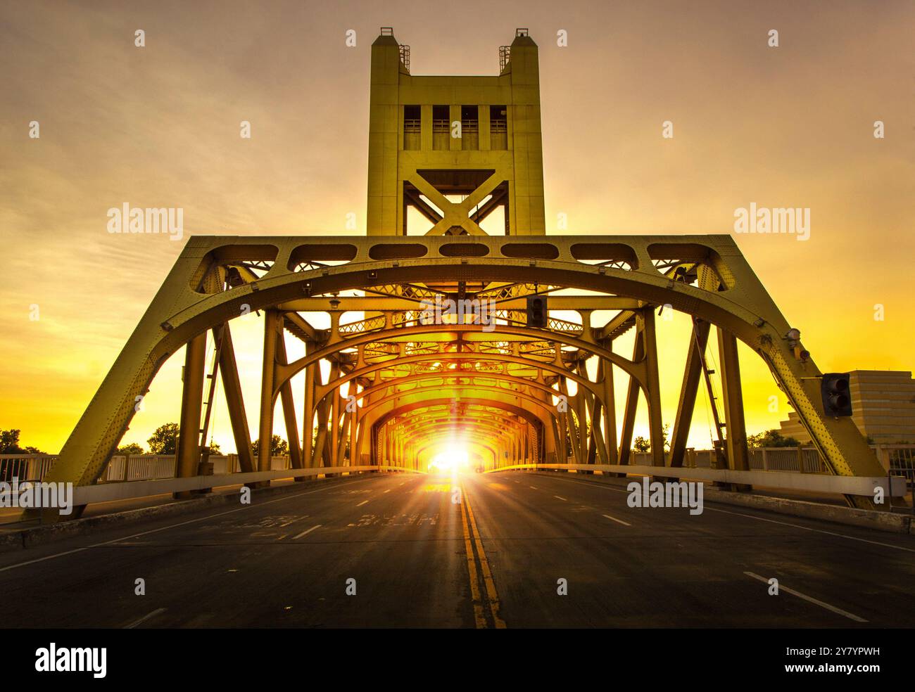 Sacramento, Kalifornien, Vereinigte Staaten - 27.7.2016: Blick von der Mitte der Straße, Blick auf die Tower Bridge, während Sonnenuntergang. Stockfoto