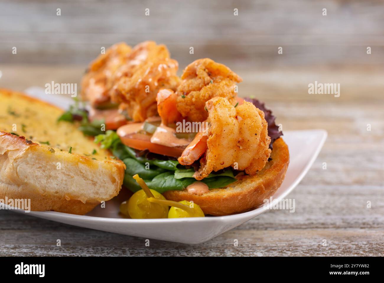 Ein Blick auf ein frittiertes Garnelensandwich. Stockfoto