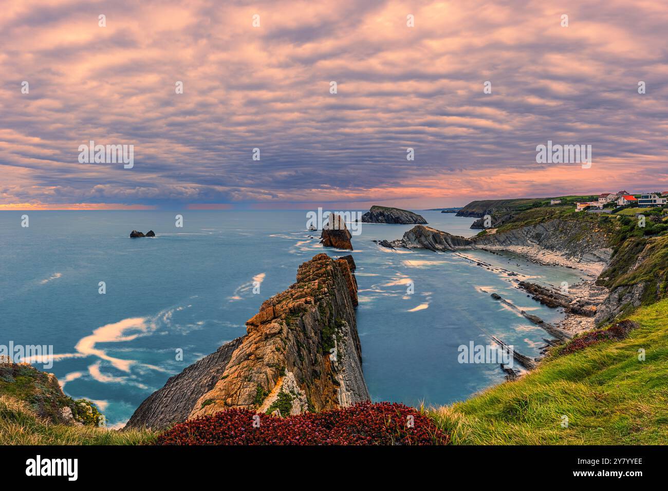 Ein Sonnenaufgang an den Urros de Liencres Felsformationen mit Blick auf Playa de la Arnía, besser bekannt als Arnía, ein Strand im Naturpark der Stockfoto