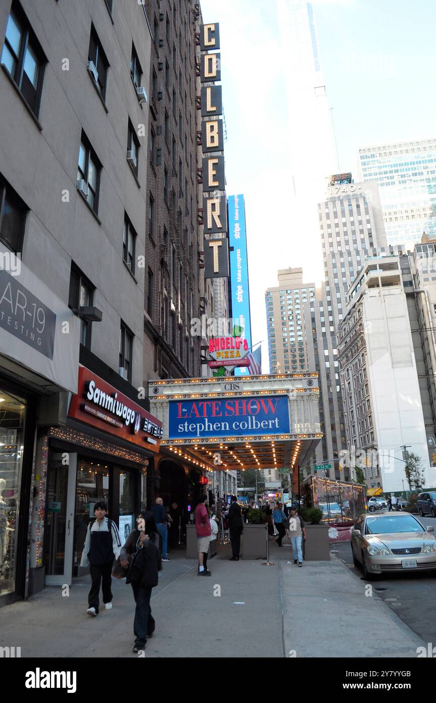 New York, Usa. 30. September 2024. Das Ed Sullivan Theater, in dem die Late Show mit Stephen Colbert gedreht wird, ist in Manhattan, New York City, zu sehen. (Foto: Jimin Kim/SOPA Images/SIPA USA) Credit: SIPA USA/Alamy Live News Stockfoto