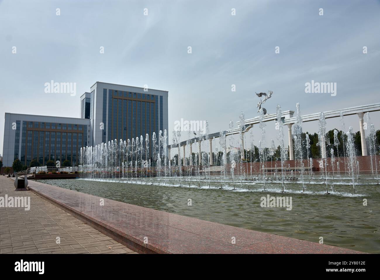 Fantastischer Blick auf den wunderbaren Brunnen in Mustaqillik Maydoni (Unabhängigkeitsplatz) von Taschkent, Usbekistan. Das Denkmal für das Ministerium für Tourismus A Stockfoto