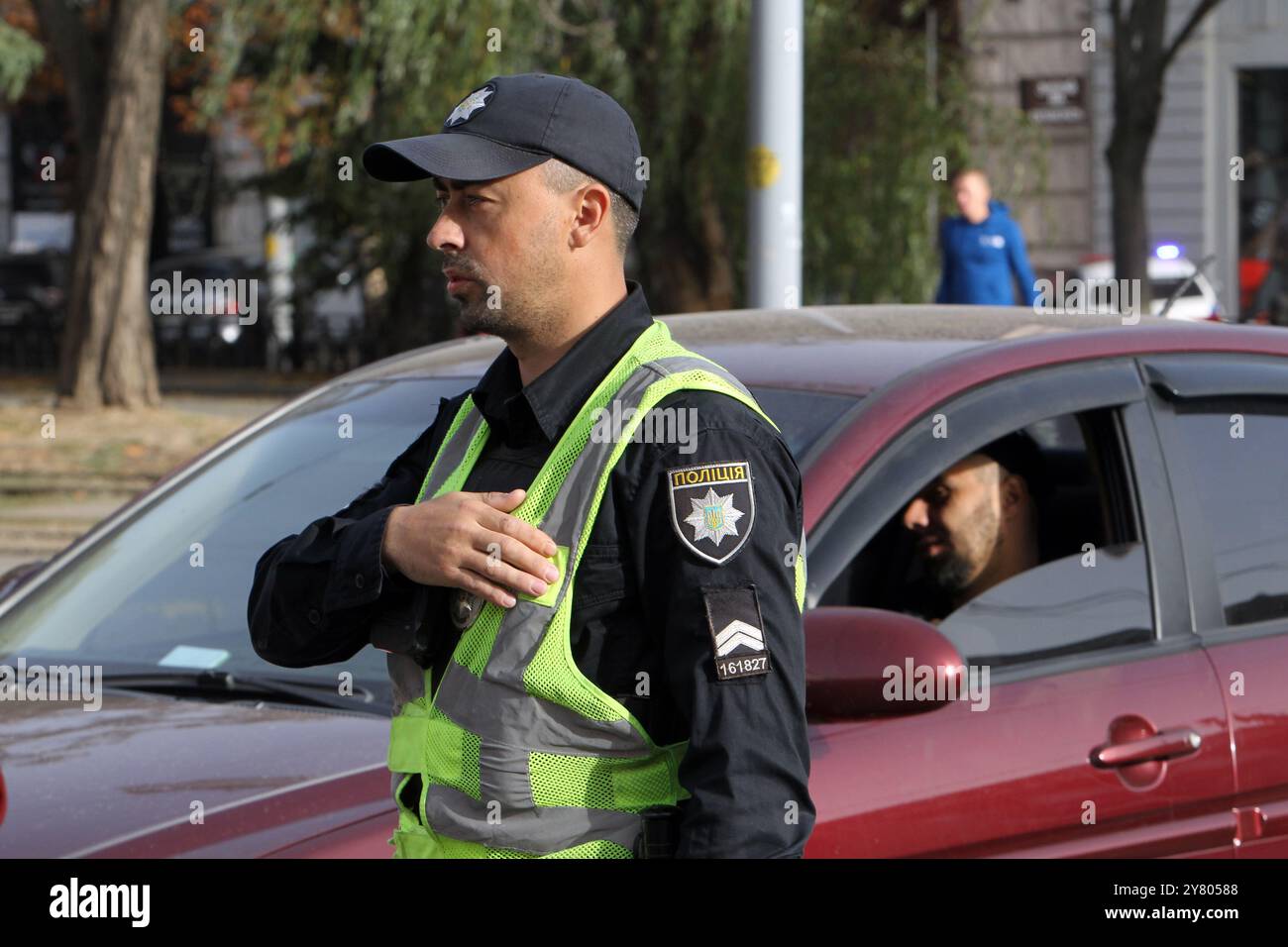 DNIPRO, UKRAINE - 01. OKTOBER 2024 - Ein Polizeibeamter wird während einer landesweiten Schweigeminute zum Gedenken an gefallene Soldaten anlässlich des Tages der Verteidiger der Ukraine, Dnipro, Ostukraine, dargestellt Stockfoto