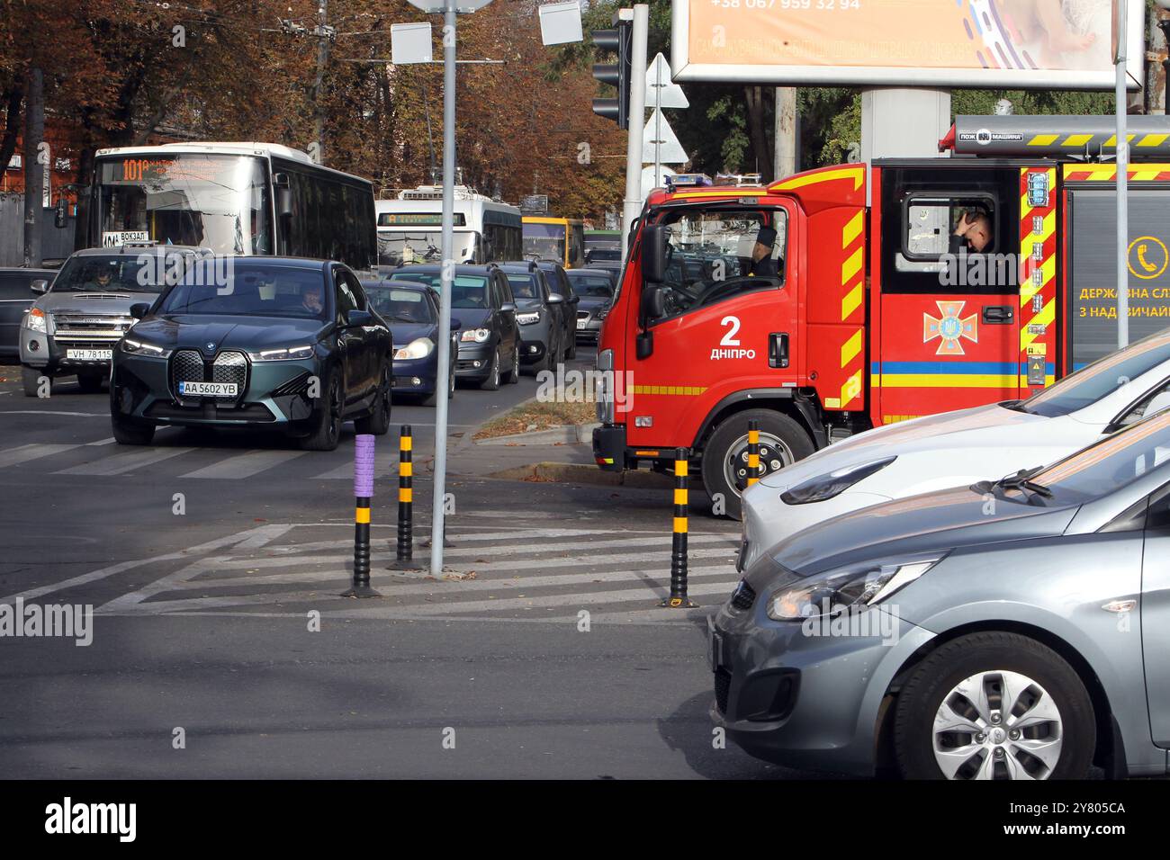 DNIPRO, UKRAINE - 01. OKTOBER 2024 - während einer landesweiten Schweigeminute zum Gedenken an gefallene Soldaten anlässlich des Tages der Verteidiger der Ukraine, Dnipro, Ostukraine, stehen die Autos Stockfoto
