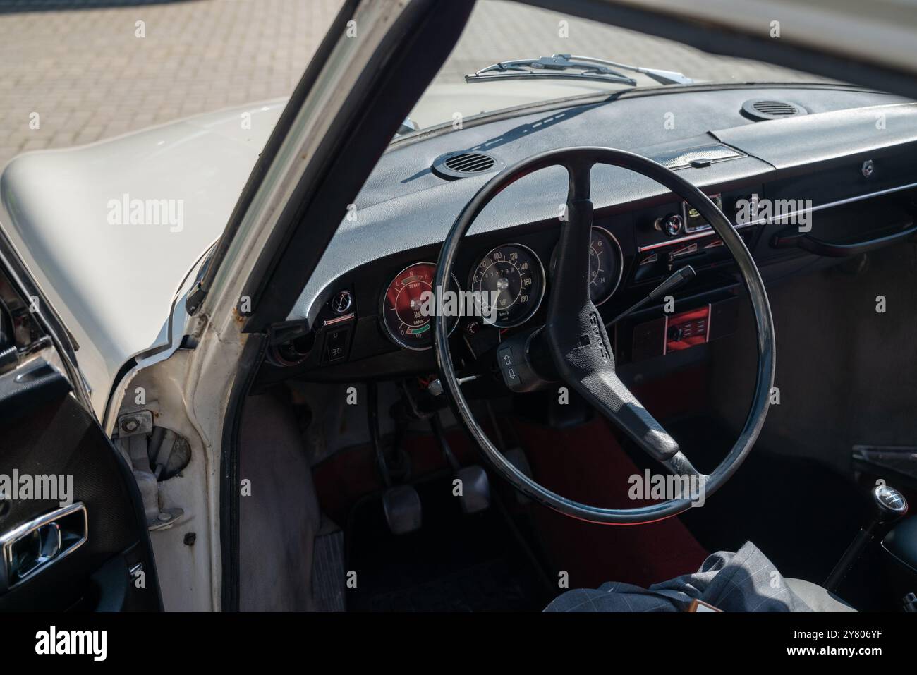 Lublin, Polen 24. August 2024 altes saab 99 Lenkrad und Armaturenbrett Stockfoto