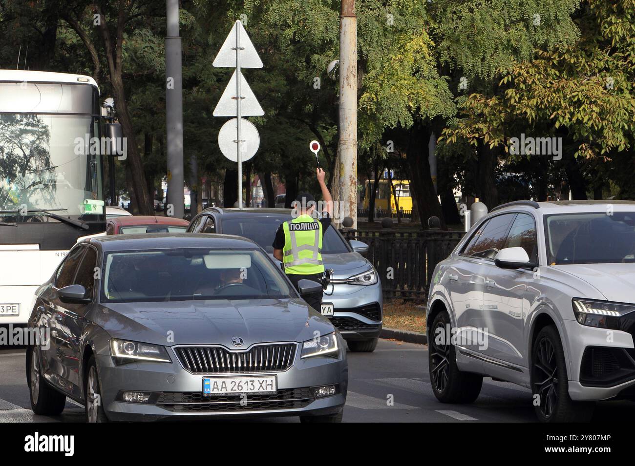 Nicht exklusiv: DNIPRO, UKRAINE - 01. OKTOBER 2024 - Ein Polizist blockiert den Verkehr während einer landesweiten Schweigeminute zum Gedenken an gefallene Soldaten Stockfoto