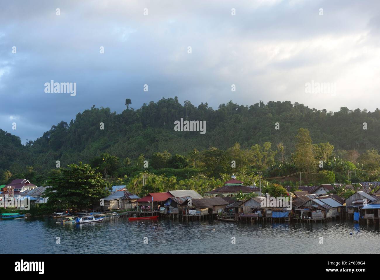 Küste von Wakai, einem großen Fährhafen auf den Togean-Inseln, Sulawesi, Indonesien Stockfoto